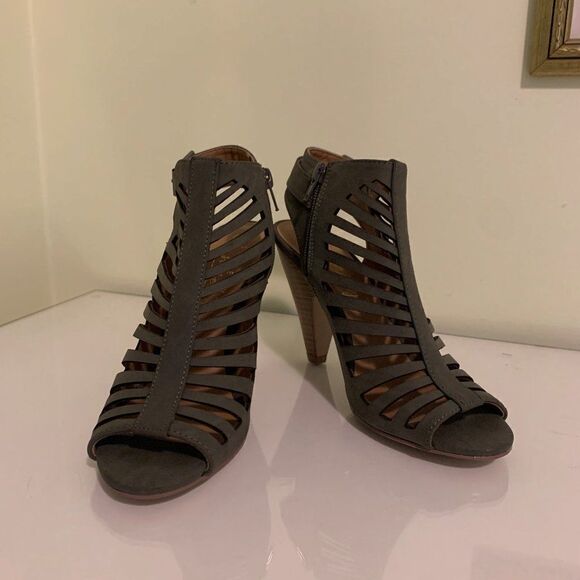 Streetwear Society faux suede gladiator inspired multi strap shoe, NWOT, sz 8 - Picture 3 of 16